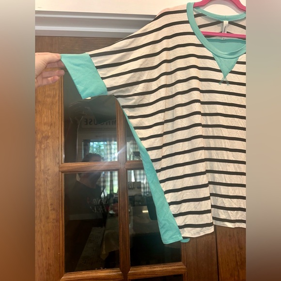 🔹NWOT Black & White Striped Teal Drop Sleeve Oversized Top - Picture 9 of 11